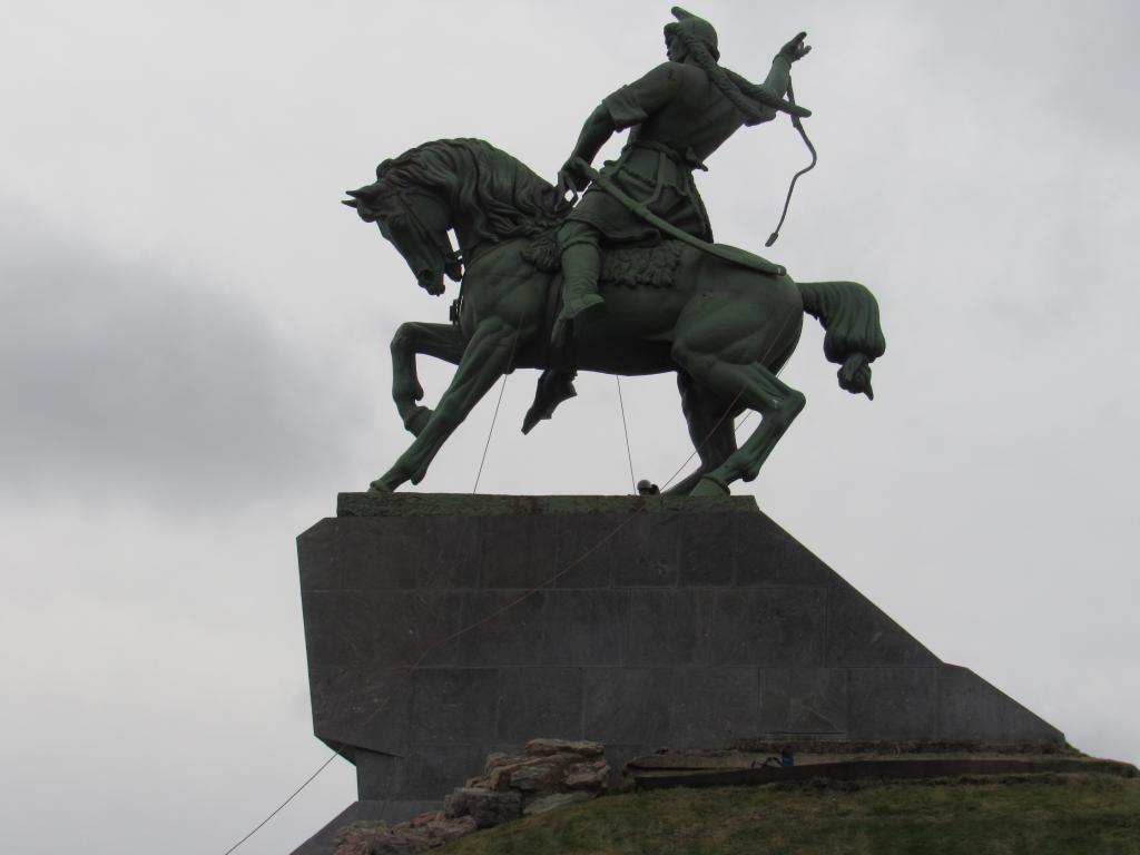Памятник салавату юлаеву в уфе. Памятник салавату юлаеву в уфе. Салават юлаев памятник башкирии. Памятник салавату юлаеву коню покрасили яйца. Памятник салавату юлаеву в уфе.
