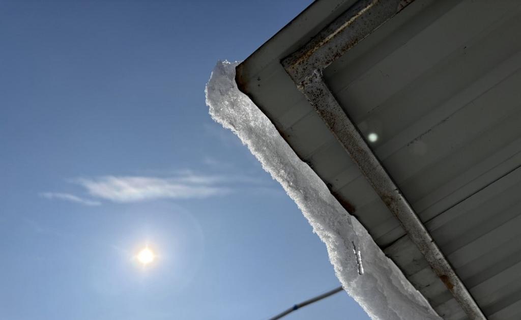 В Уфе снег с крыши упал на бабушку с внучкой