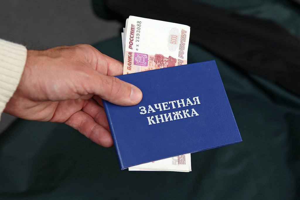 Скандал: 68-летнего доцента уфимского вуза подозревают в коррупции