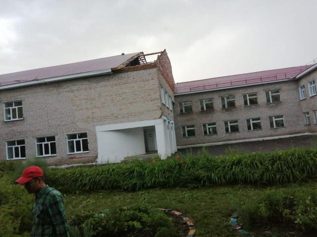 В Башкирии ветер снес крышу школы