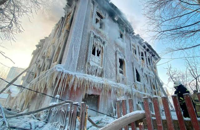 Дом, как из фильма ужасов: фоторепортаж с места самого крупного с начала года пожара в Уфе