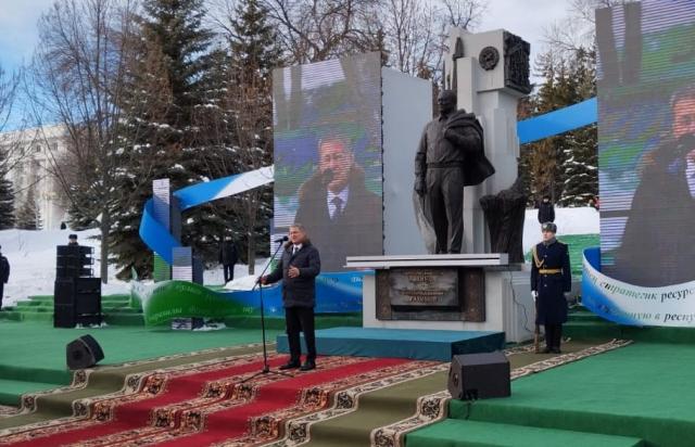В Уфе открыли памятник первому президенту Муртазе Рахимову 