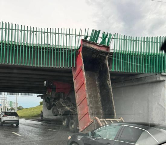 Грузовик зацепился кузовом за мост на проспекте Салавата Юлаева в Уфе