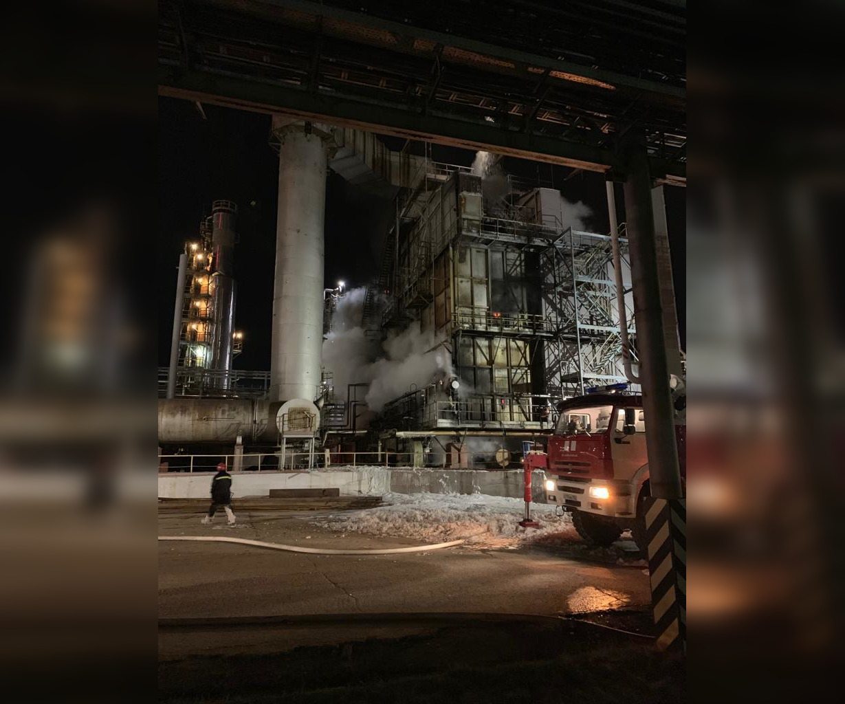 В Уфе ночью потушили крупное возгорание на нефтеперерабатывающем заводе