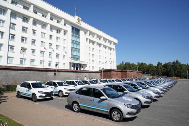 Больницы и поликлиники Башкирии получили 32 новых автомобиля