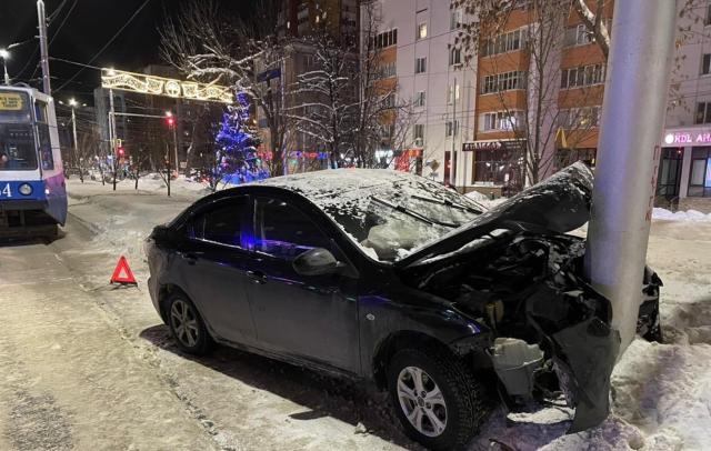 В центре Уфе иномарку расплющило о столб