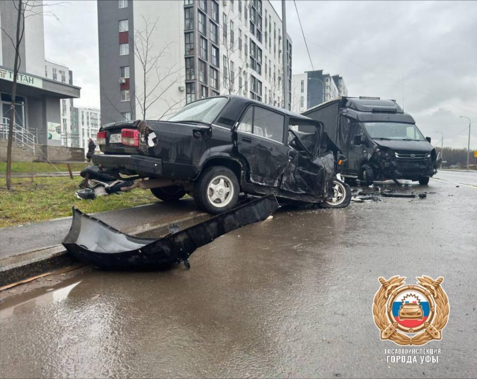 Жесткое тройное ДТП произошло на бульваре Назара Наджми в Уфе