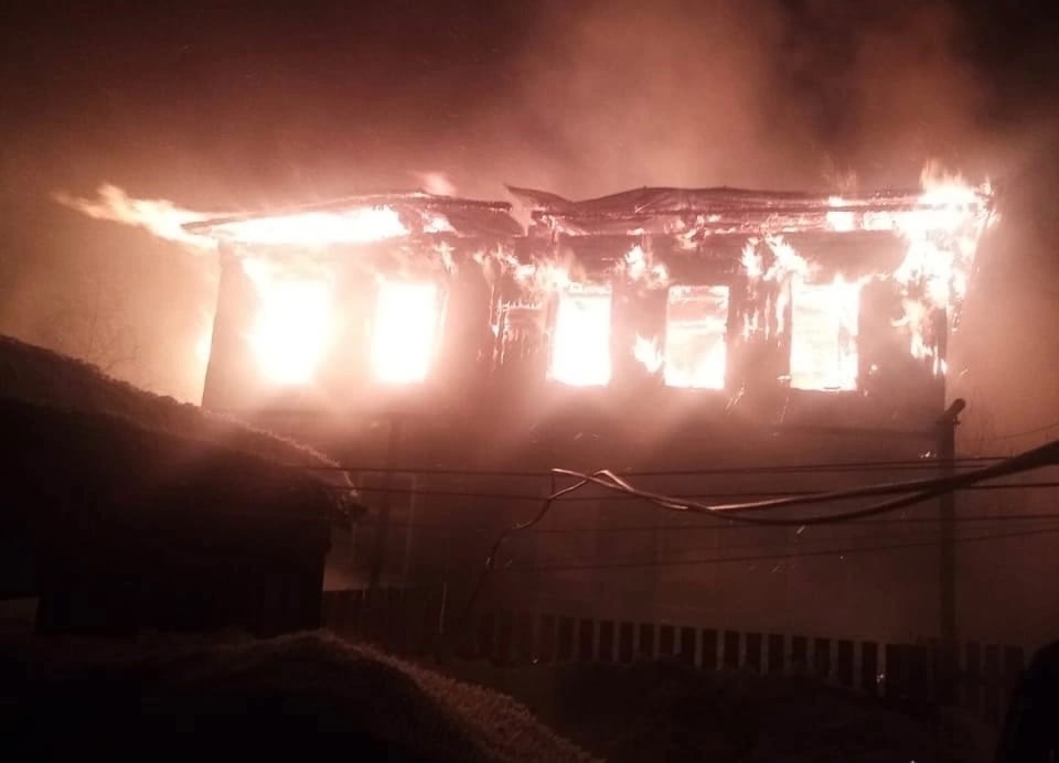 В Уфе ночью сгорел 2-этажный дом
