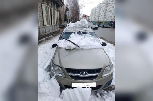 В Уфе на шесть автомобилей упал снег с крыши