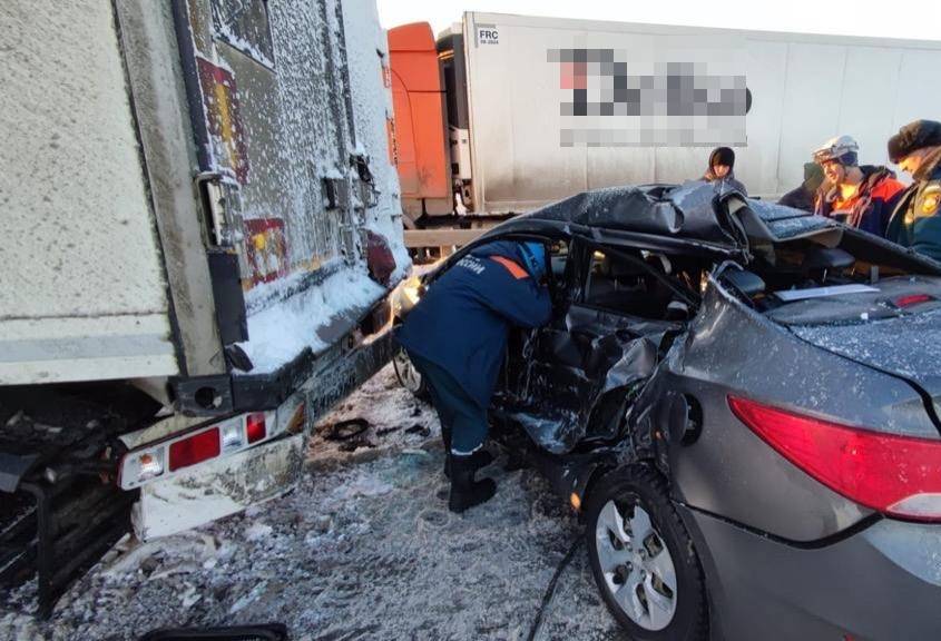 В Башкирии водитель легковушки въехал в фуру и погиб