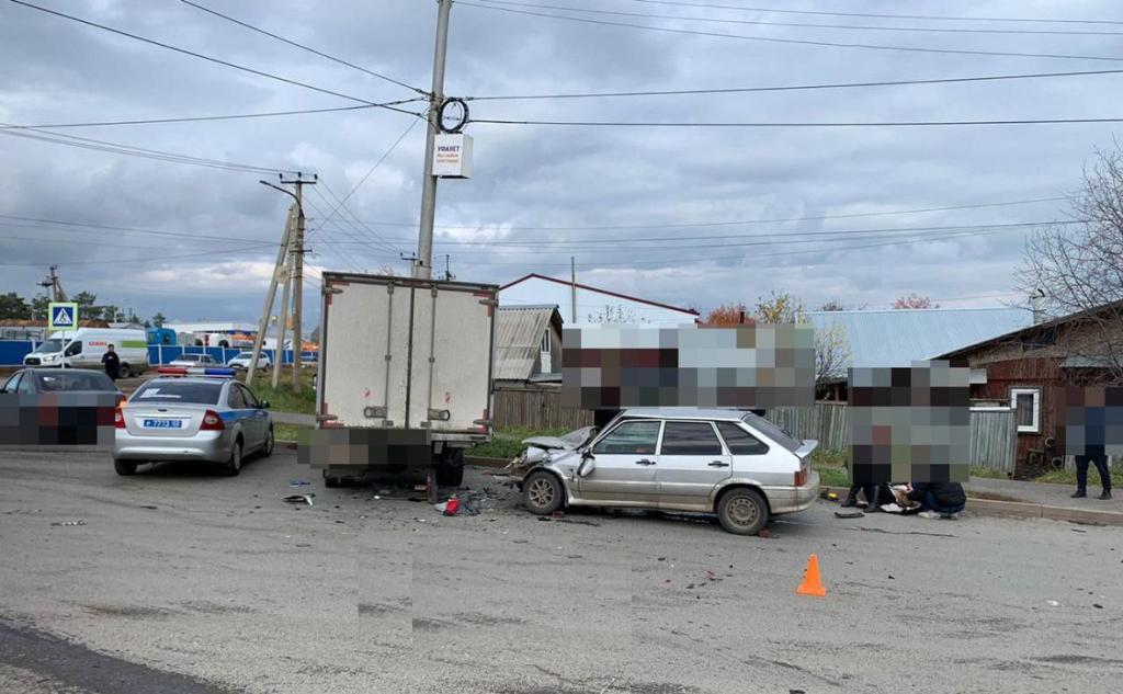 Двое взрослых и ребенок пострадали в столкновении трех машин в Уфе