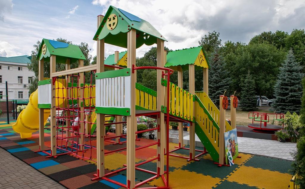 Подросток провалился, играя на детской площадке в Уфе