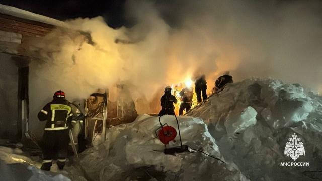 В Уфе тушат крупный пожар в мебельном цеху