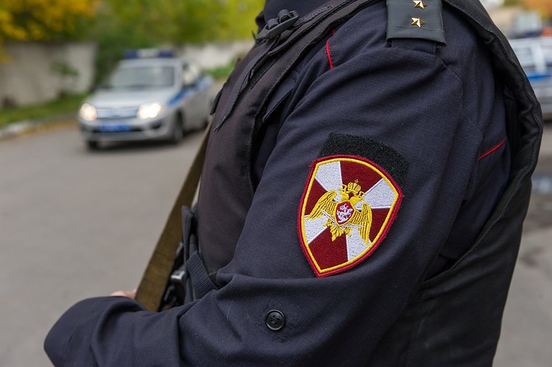 В Башкирии голый мужчина бил по машинам железным прутом