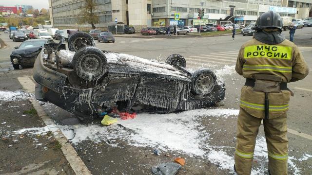 В Уфе перевернулся автомобиль, пострадали четыре человека