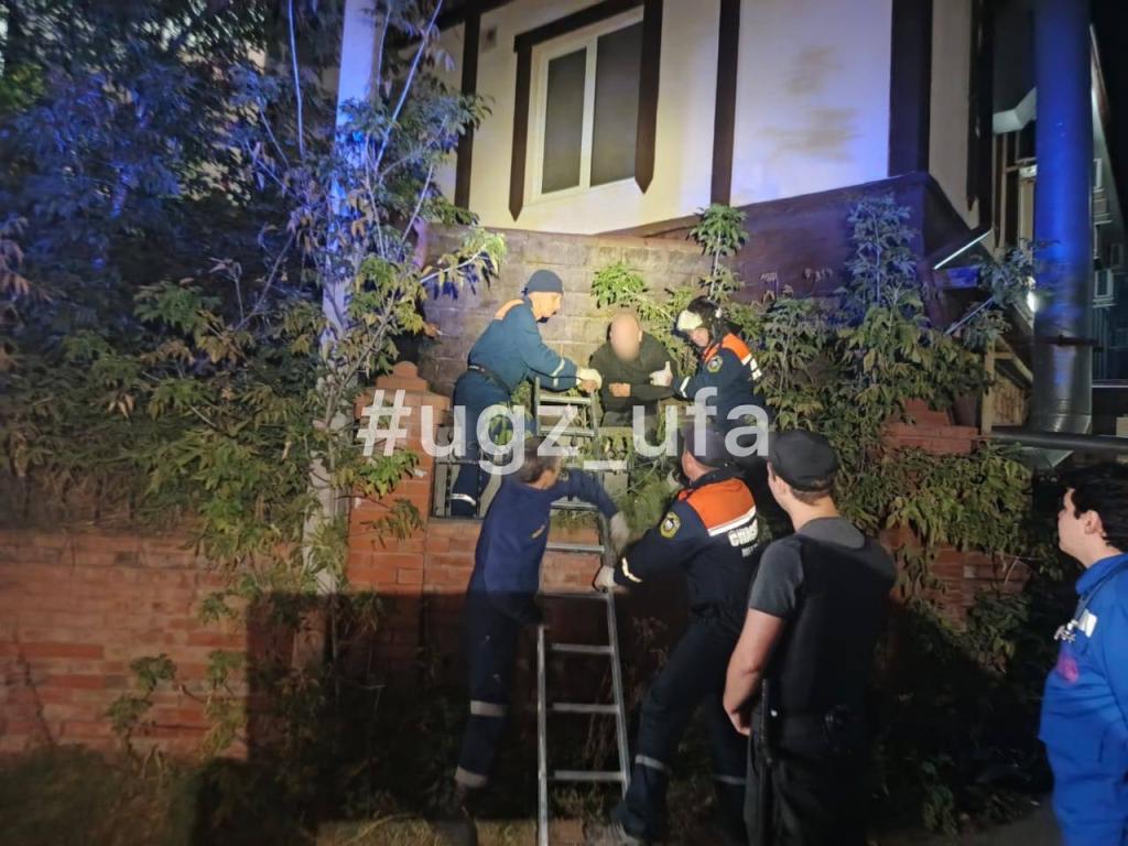 В Уфе спасатели вытащили мужчину из колодца