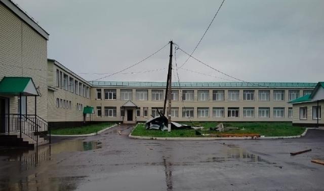 Во время урагана в Башкирии сорвало крыши школы и колледжа