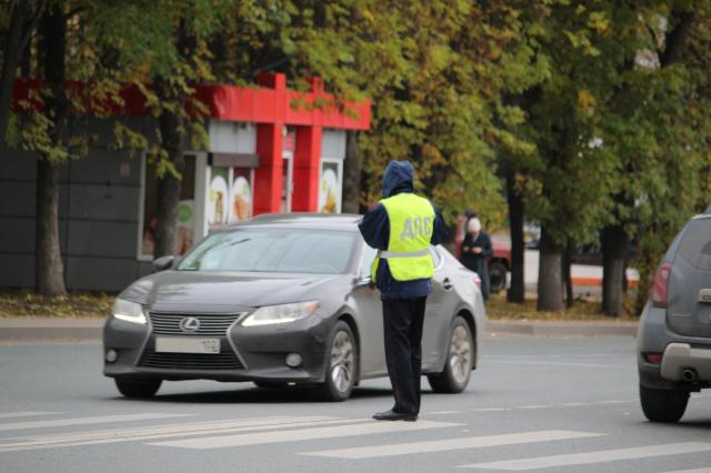 В Уфе осудят экс-сотрудника ГИБДД, который за деньги возвращал права пьяным водителям