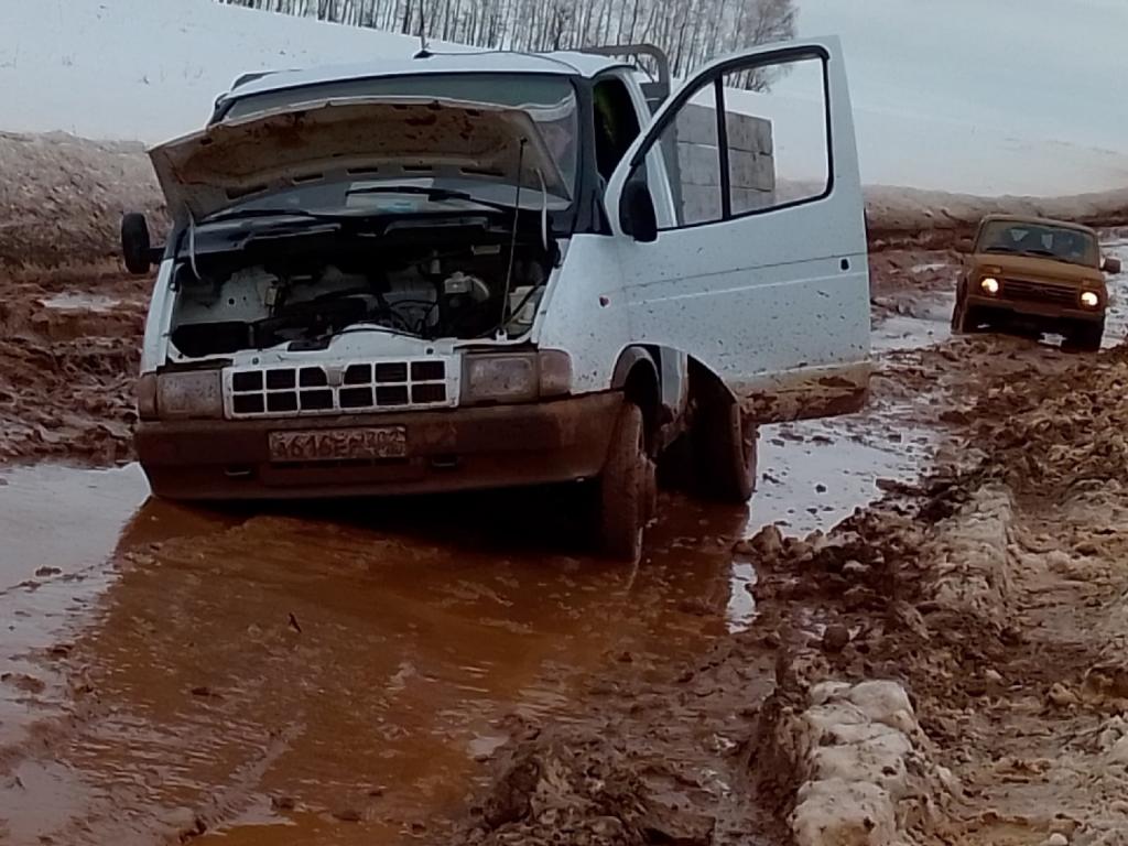 «Колея и грязь»: жители Башкирии показали Радию Хабирову сельскую дорогу 
