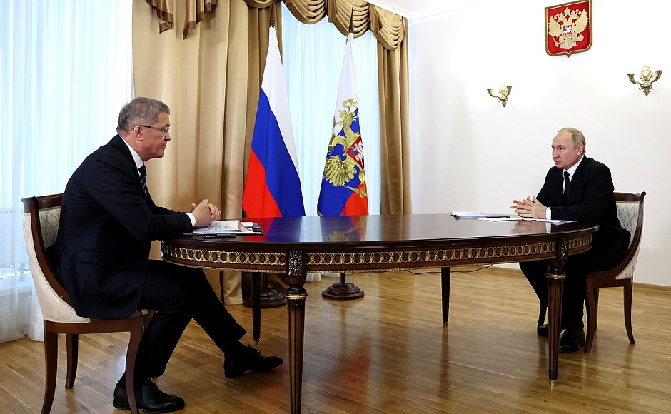 Владимир Путин отметил вклад Муртазы Рахимова в развитие Башкирии
