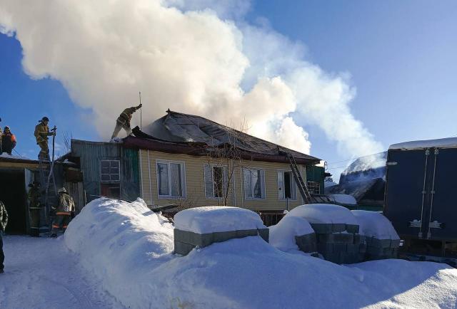 В Башкирии жильцы пытались спасти из пожара имущество, рискуя жизнью