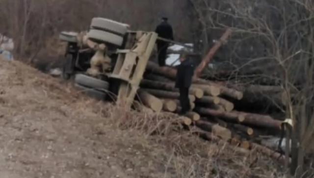В Башкирии опрокинулся грузовик с бревнами, погиб мужчина