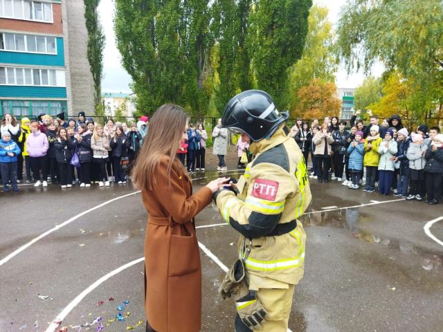 В Башкирии пожарный необычно сделал предложение своей девушке