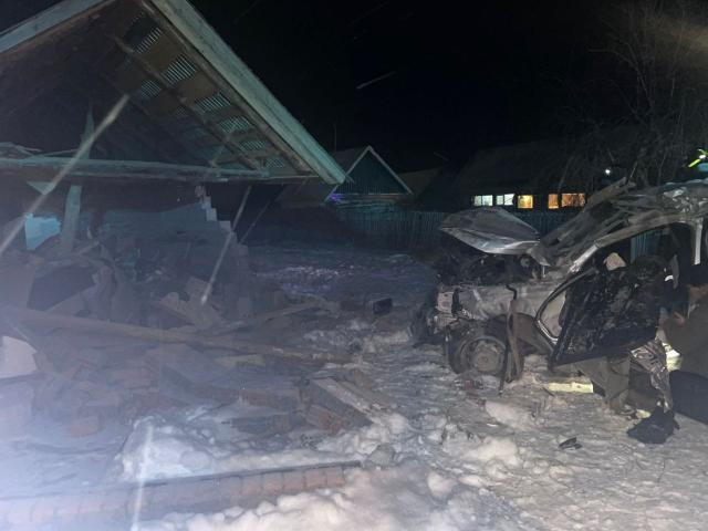 Смертельное ДТП в Башкирии: автомобиль снес кирпичный гараж