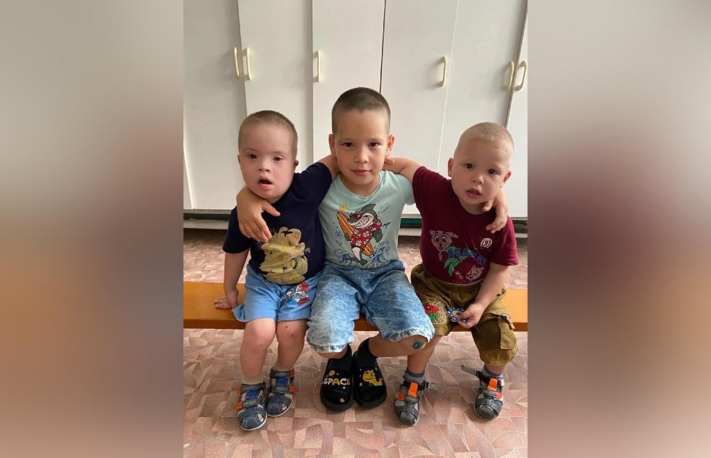 «Брат за брата — это про них»: в Башкирии ищут семью для троих ребят