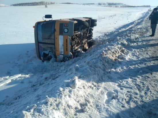 В Башкирии в кювет опрокинулся школьный автобус с детьми