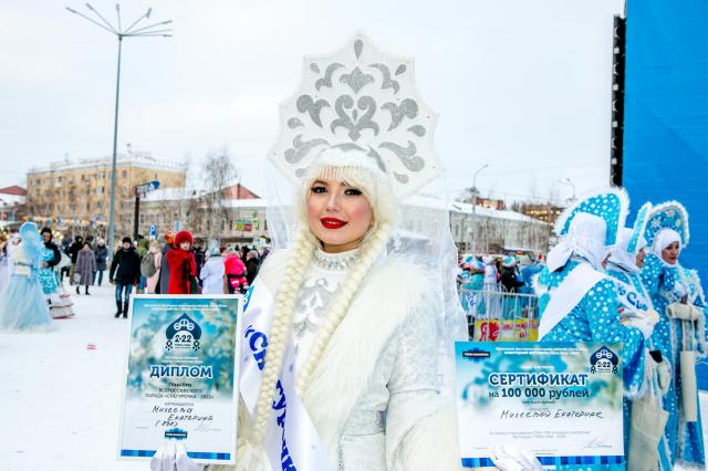 В Уфе прошел всероссийский парад Снегурочек, который возглавил Джигурда на коне, — фоторепортаж