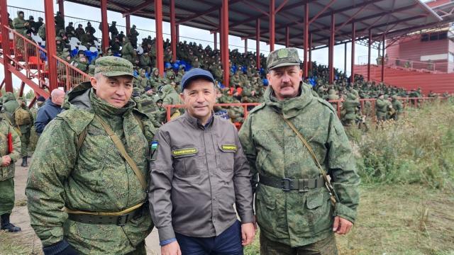 Вице-спикер Курултая и мэры городов Башкирии навестили военнослужащих из республики на месте боевого слаживания