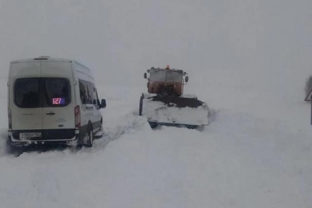  В Башкирии рейсовый автобус и 20 автомобилей застряли в снегу