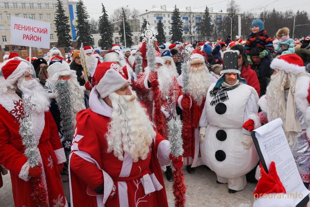 «Праздник к нам приходит»: в Уфе состоялся зрелищный парад Дедушек Морозов