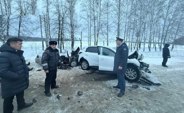 Четыре человека погибли в столкновении трех автомобилей в Башкирии
