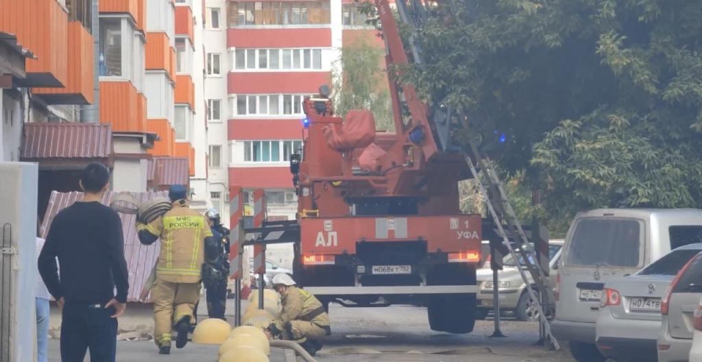 В Уфе при пожаре в доме на Гафури спасли 13 человек