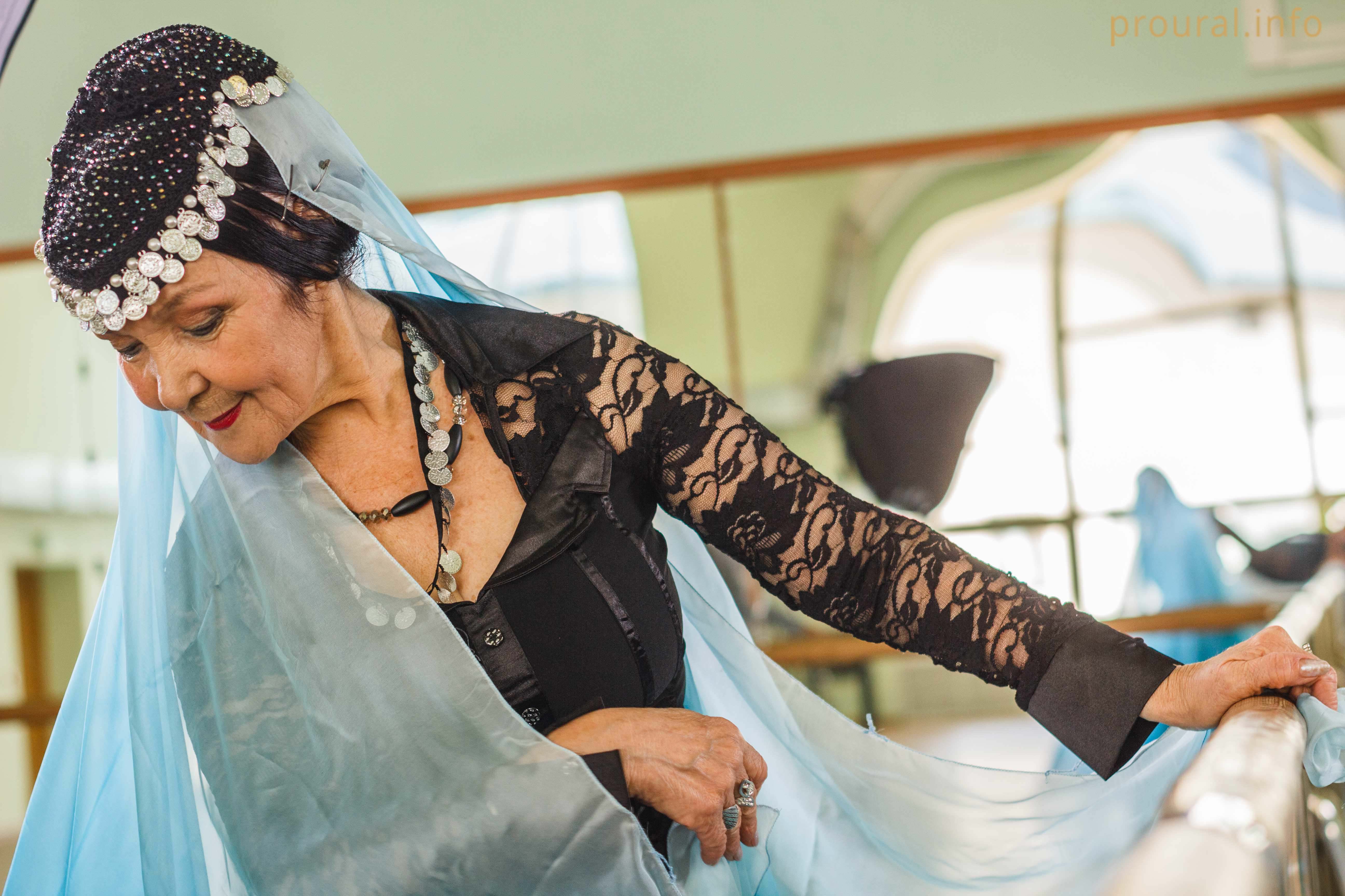 По-прежнему хороша и грациозна: фоторепортаж с юбилейной репетиции самой взрослой исполнительницы народных танцев