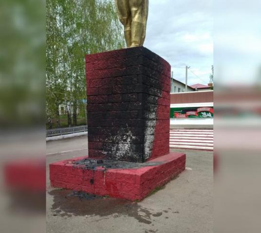Поджигателем венков на солдатском монументе в Башкирии оказался 9-летний мальчуган