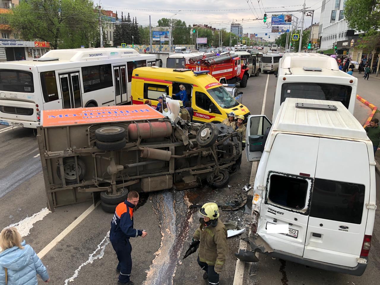 Массовая авария в Уфе образовала на проспекте Октября семибалльные пробки