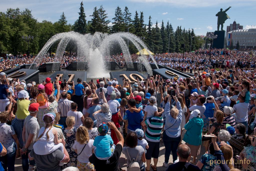 Парад пожарных машин и открытие фонтана-часов: как в Уфе началось празднование Дня города