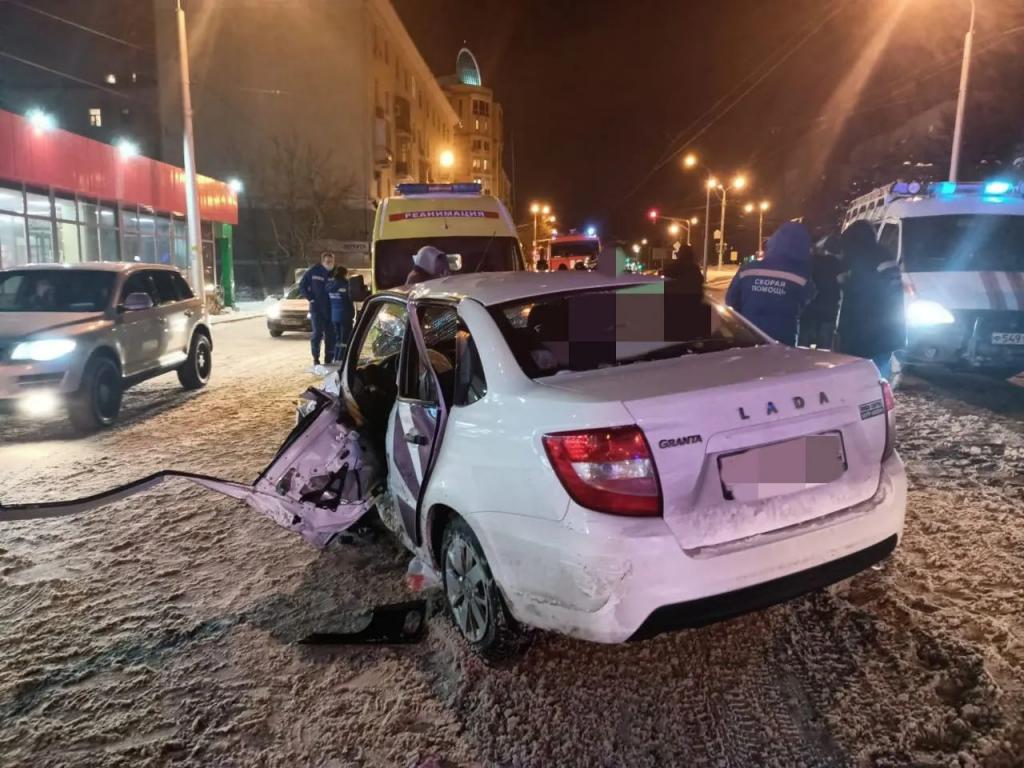 В Уфе в аварии с двумя автомобилями пострадали шесть человек