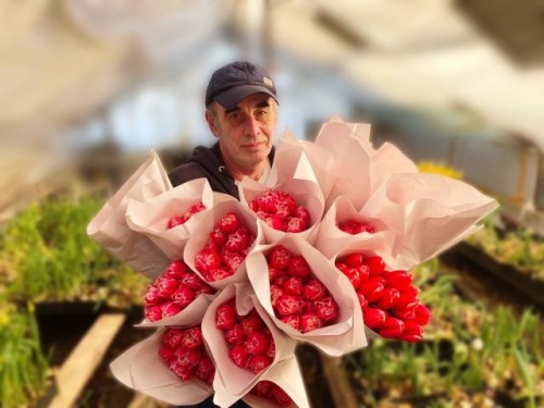 Житель Уфы вырастил у себя в теплице 40 000 тюльпанов к 8 Марта