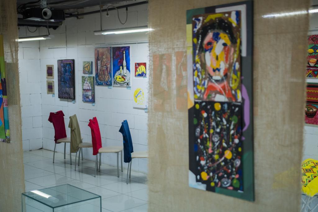 «Общение на языке искусства»: в Уфе заработала выставка, посвященная культурной связи Башкирии и Франции 