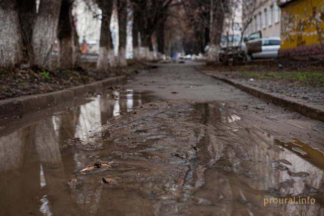 В Уфе в дождливую погоду рабочие уложили асфальт