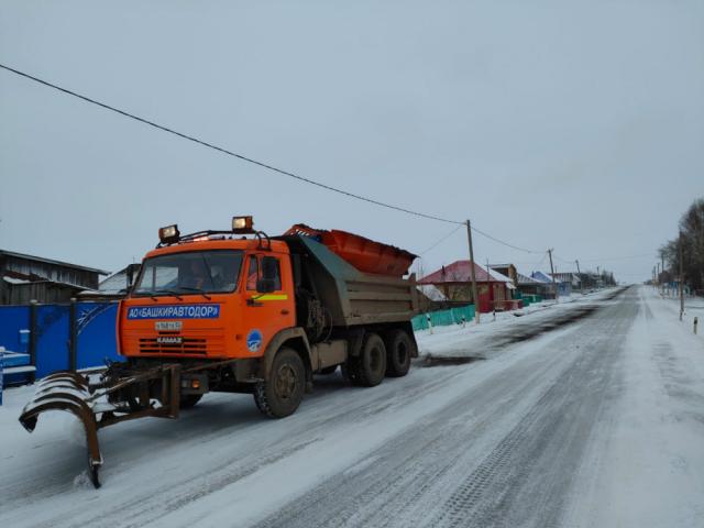 Для очисти и обработки дорог в Башкирии задействовали более 700 машин