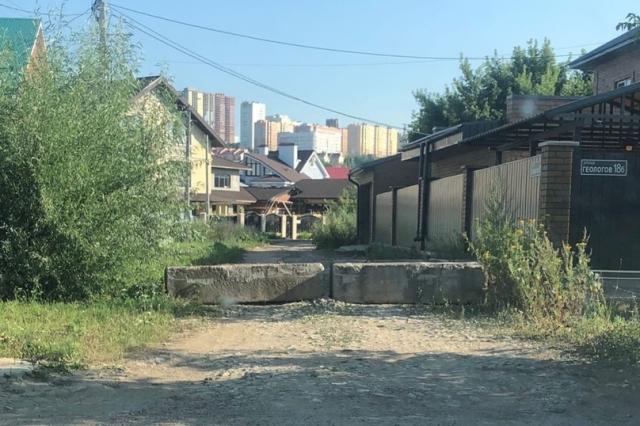 Рядом с улицей Пугачева в Уфе люди перекрыли дорогу бетонными блоками