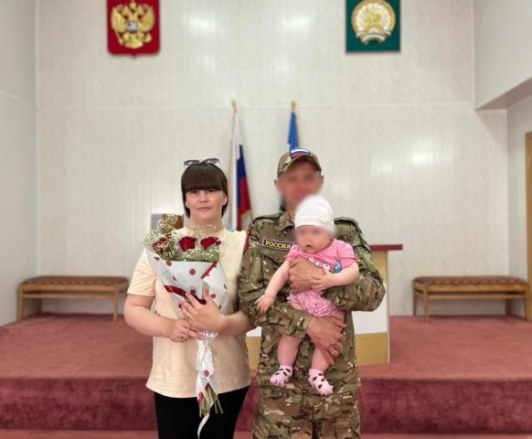 Боец из Башкирии прибыл из зоны СВО в отпуск и впервые встретился с маленькой дочкой