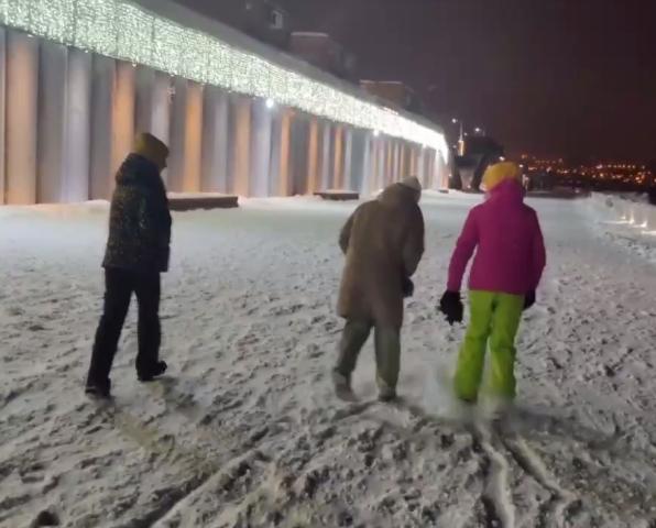 Самый длинный в Уфе каток на Набережной занесло сугробами