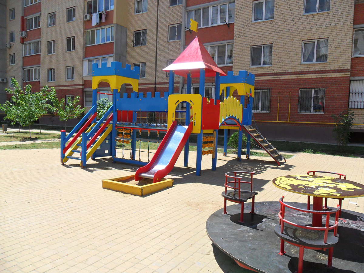 В Уфе двухлетняя девочка получила тяжелую травму, играя на детской площадке