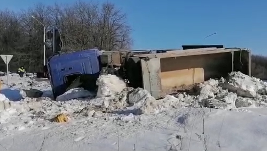 На трассе в Башкирии вылетел в кювет грузовик с щебнем